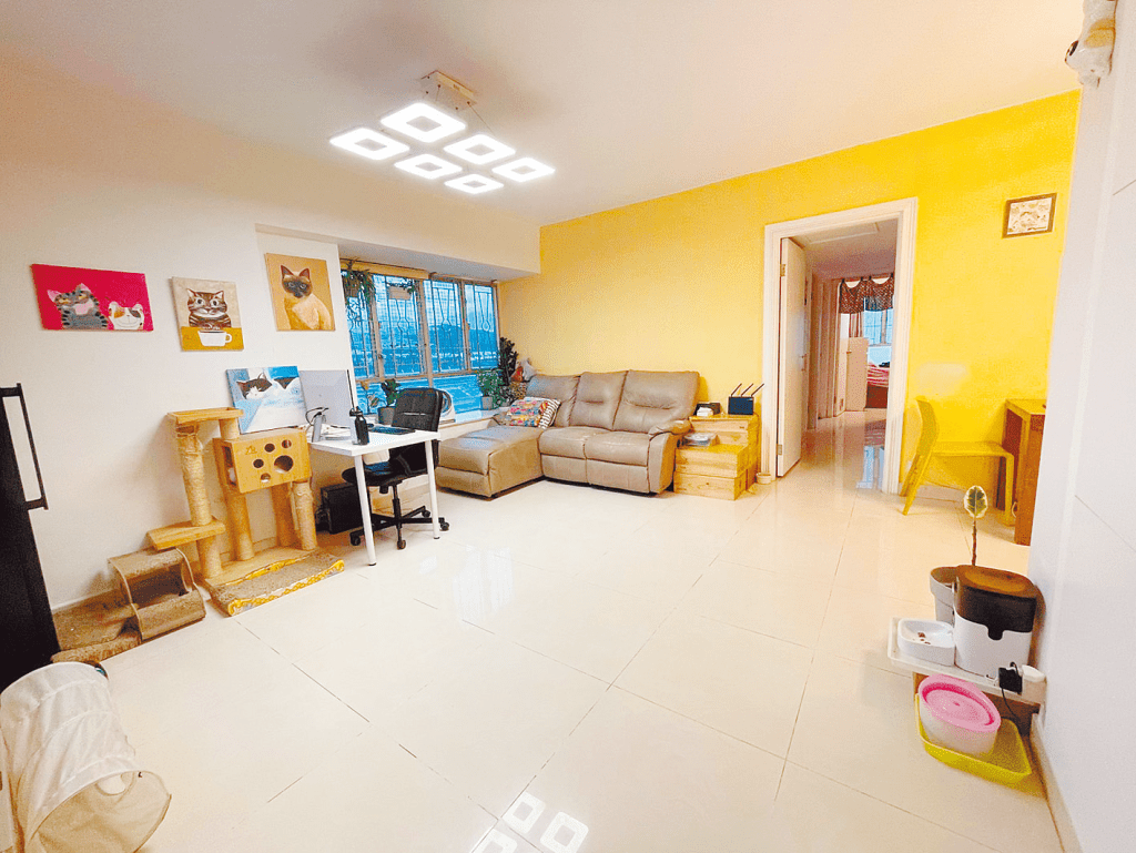 大厅空间阔落，沙发墙髹上鲜黄色，令空间更添明亮清新。