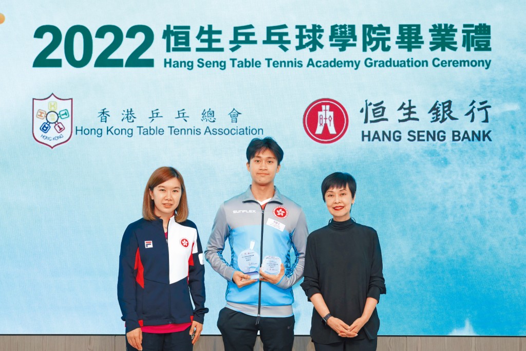 施穎茵（右）頒發最佳球員及最佳青年球員獎項。