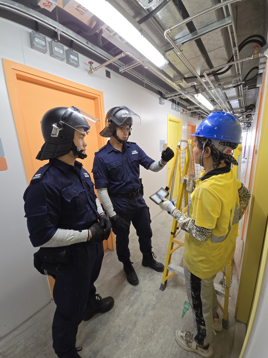 調查人員在建築地盤進行突擊巡查。 調查人員在建築地盤進行突擊巡查。
