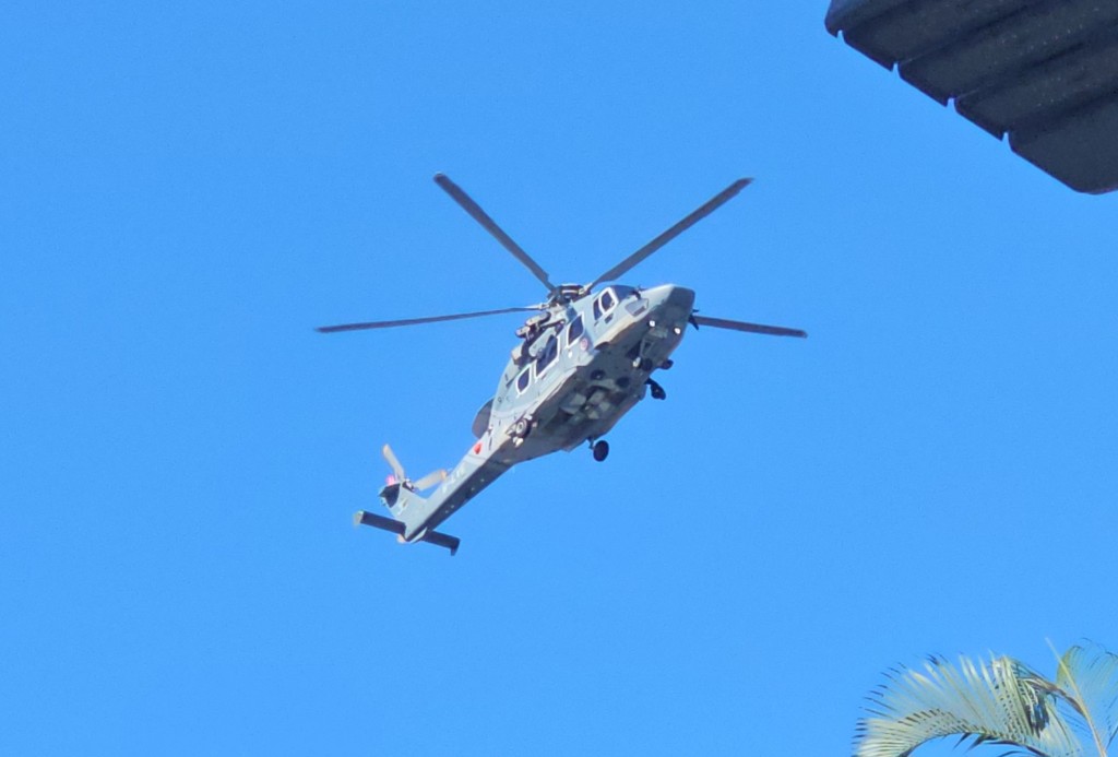 少年由直升机送往东区医院抢救。