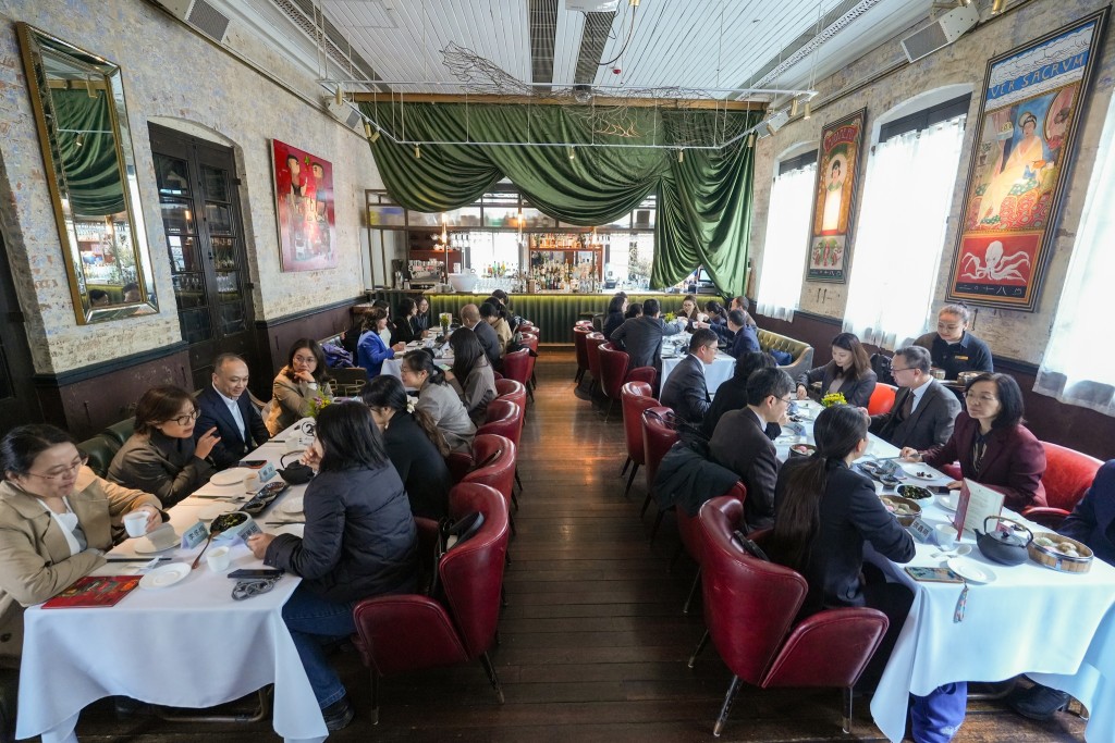 林定國爭取機會在午飯時間與學員一起，一邊吃便餐，一邊輕鬆傾談，親自回應他們提出的問題。林定國fb