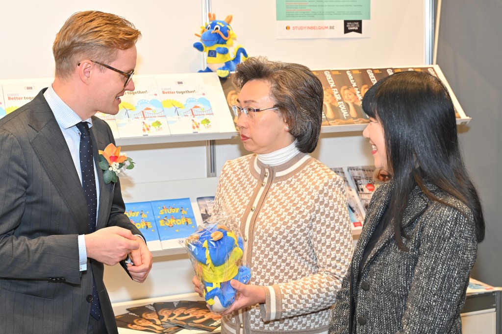 楊何蓓茵親身走訪現場多個參展攤位，包括德國駐港領事館、香港演藝學院等。鍾健華攝