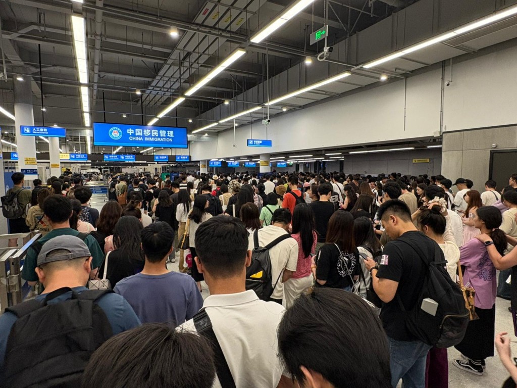 皇崗口岸人頭湧湧。黃子龍攝