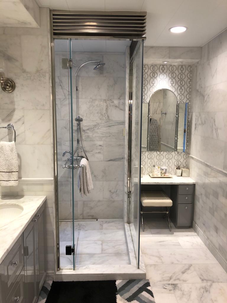 浴室採用雲石裝潢，特別設有淋浴間。