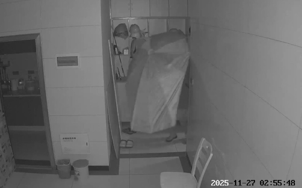 小偷入屋發現有監控後，再找太陽傘遮擋容貎把鏡頭偷走。抖音＠曉曉