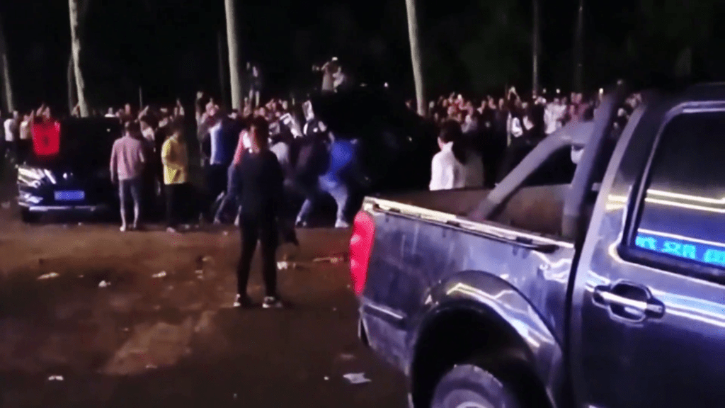 網片顯示,現場一群人破壞及推翻一輛汽車。 網片顯示,現場一群人破壞及推翻一輛汽車。