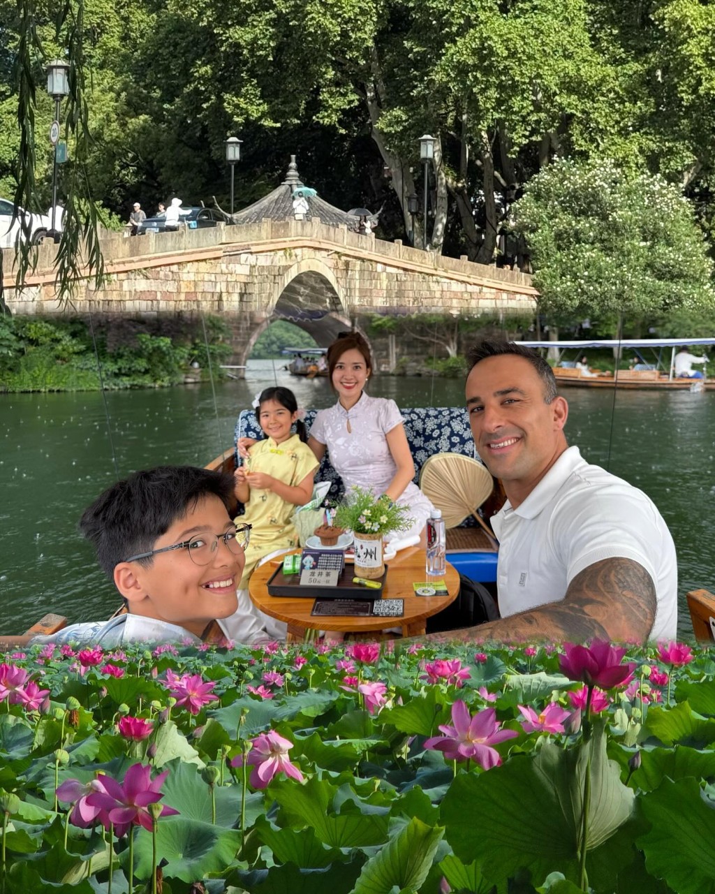 張茆不時與老公及一對子女親子旅行，享受家庭樂。