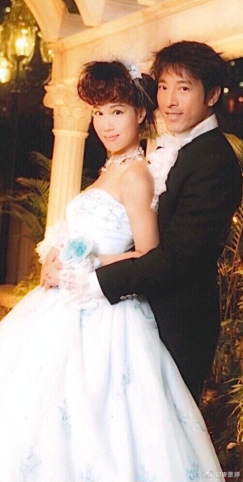 二人於2008年到關島水晶教堂低調舉行婚禮。