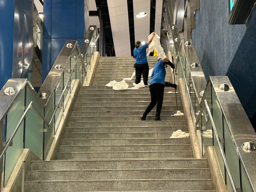 記者到場了解,見到大圍站已沒有積水,多名工人忙於掃水及抹乾樓梯。曾志恒攝 記者到場了解,見到大圍站已沒有積水,多名工人忙於掃水及抹乾樓梯。曾志恒攝