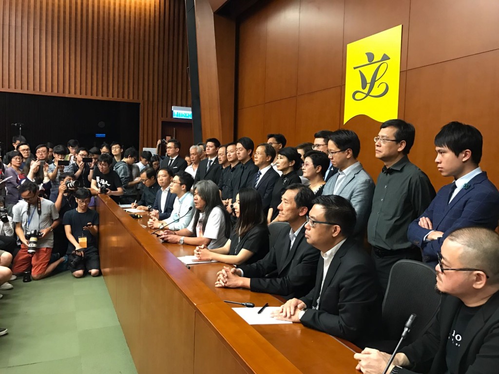 4位被取消資格議員與泛民議員一同見記者。蘇正謙攝