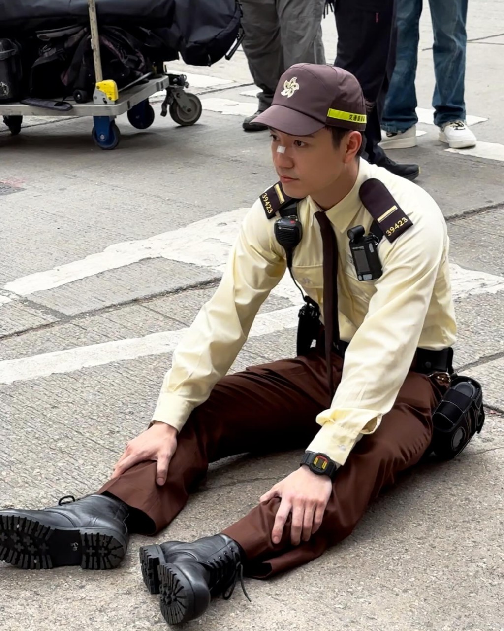 吴伟豪昨日（6日）在社交网分享两张照片，见他在大热天时下拍摄新剧《武林》，面上贴有胶布，双目无神坐在马路上大叫辛苦。