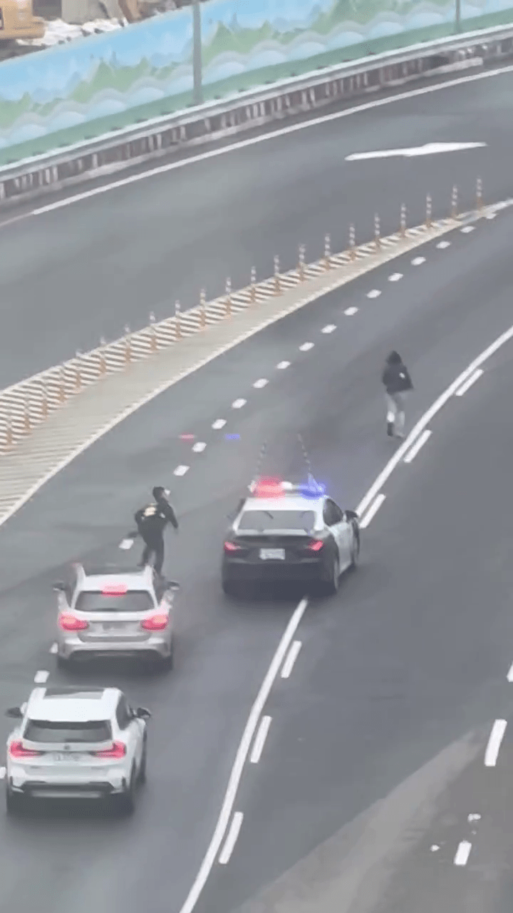 警員決定下車追截。