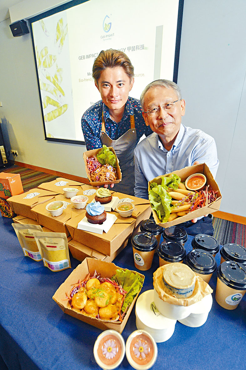 張遴琪（右）表示，微藻蛋白質含量達五成六，為大豆蛋白的十五倍。陳希裕（左）則指微藻的味道基本上屬於「海洋味」。