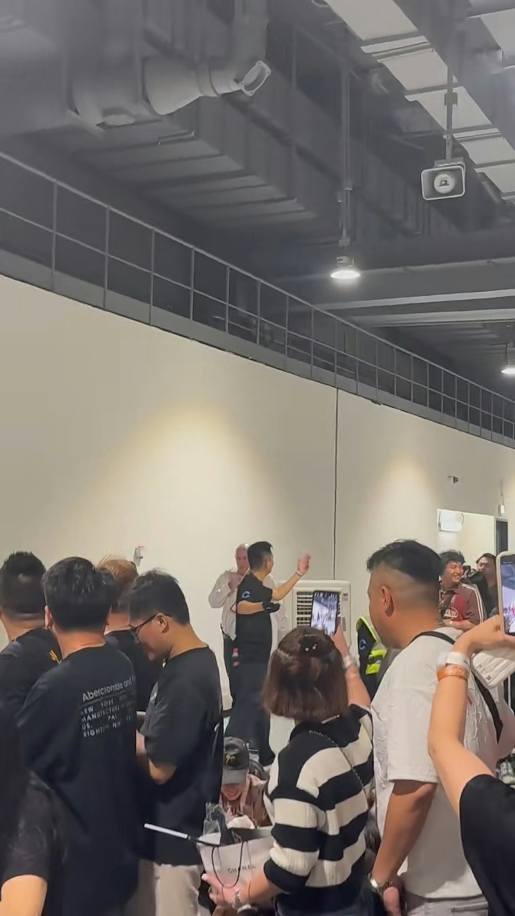 楊證樺近日為謝霆鋒演唱會擔任保安工作,成為台下另類焦點。 楊證樺近日為謝霆鋒演唱會擔任保安工作,成為台下另類焦點。