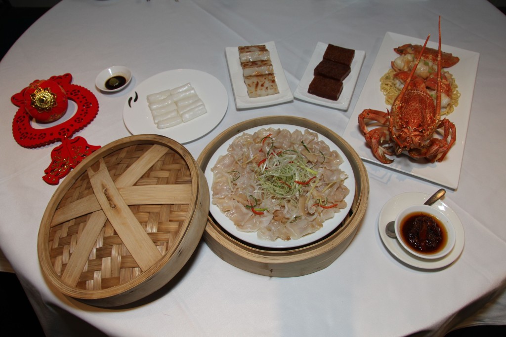 好鬼識嘆兩公婆嘅「情人節賀年餐」包括有芝士焗南澳龍蝦伊麵、籠仔蒸象拔蚌、金萡滑年糕、臘味蘿蔔糕,芝士焗龍蝦係黎太至愛。