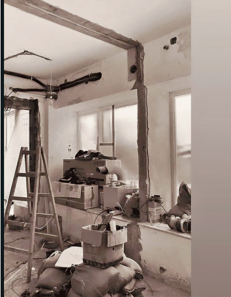 涉案日出康城單位主力牆被開洞及加建門。