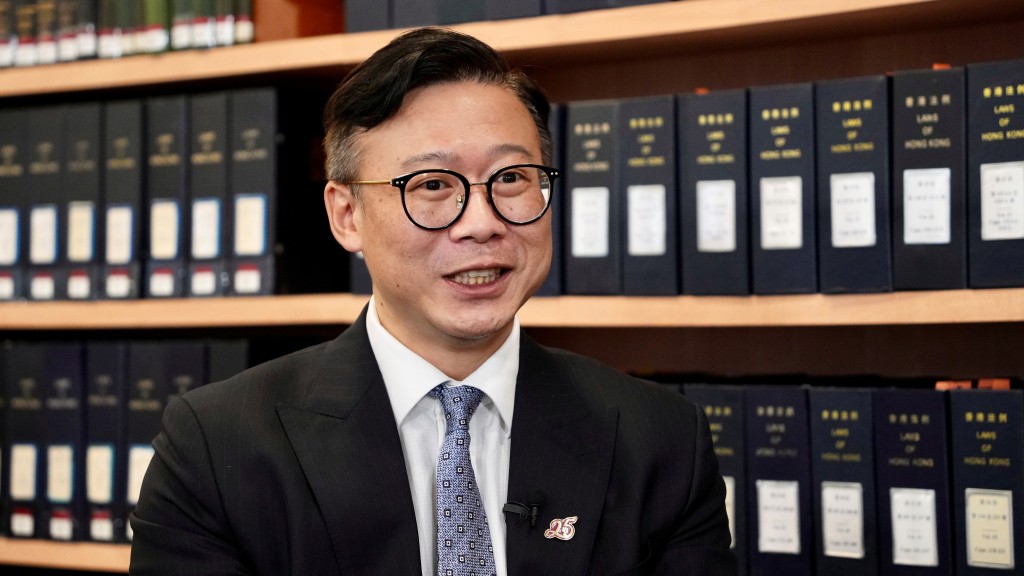 律政司副司長張國鈞表示,人才市場競爭激烈,將會更早走進法律學院校園介紹律政司工作。資料圖片