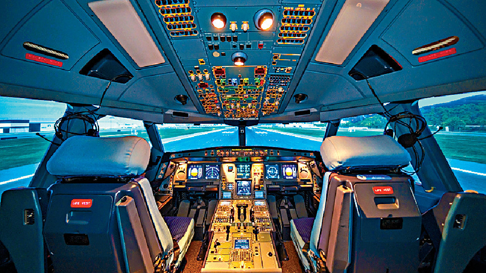 ■香港國際航空學院提供全面的培訓課程及先進訓練設施，致力培育未來飛行員及航空專業人士。
