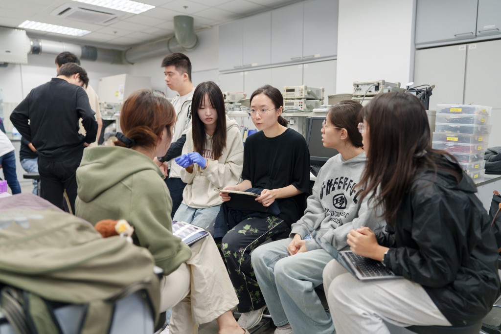 課程結合了「生物醫學」與「工程學」兩大專業範疇,學生將分階段從基礎和核心課程開始,循序漸進深化專業領域。 課程結合了「生物醫學」與「工程學」兩大專業範疇,學生將分階段從基礎和核心課程開始,循序漸進深化專業領域。