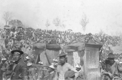 兩旁圍觀的人民,無人下跪。縱觀清史 兩旁圍觀的人民,無人下跪。縱觀清史