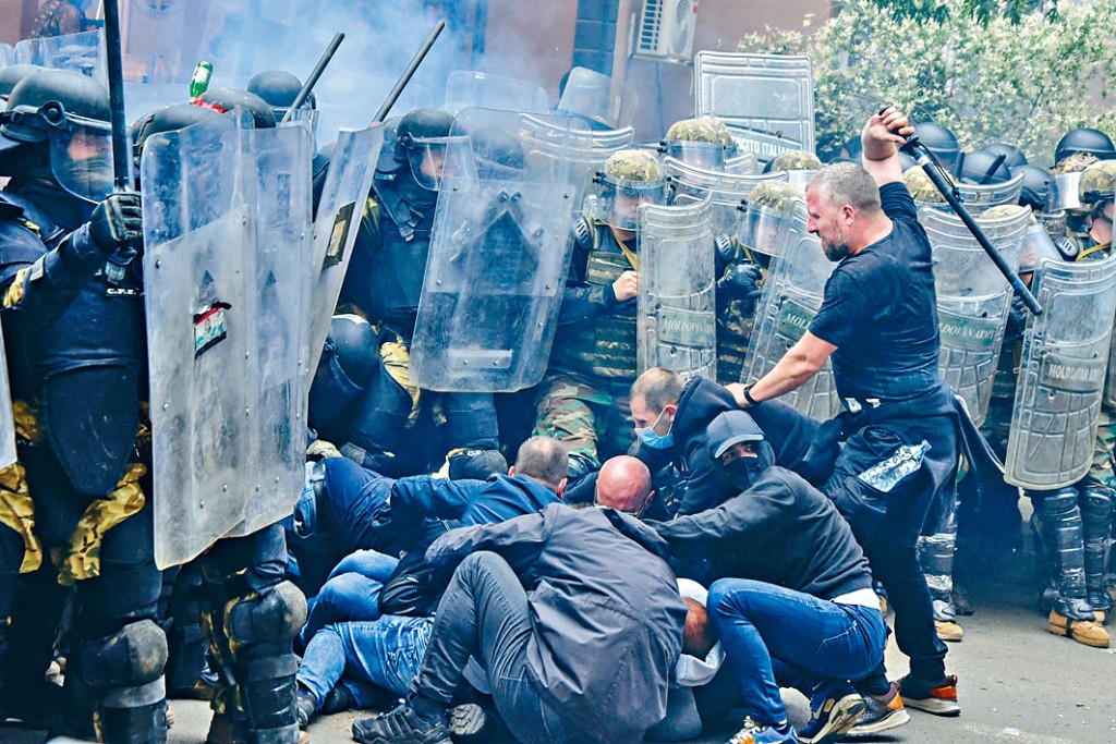 在科索沃北部茲韋錢鎮，塞族人與北約維和部隊爆發衝突。