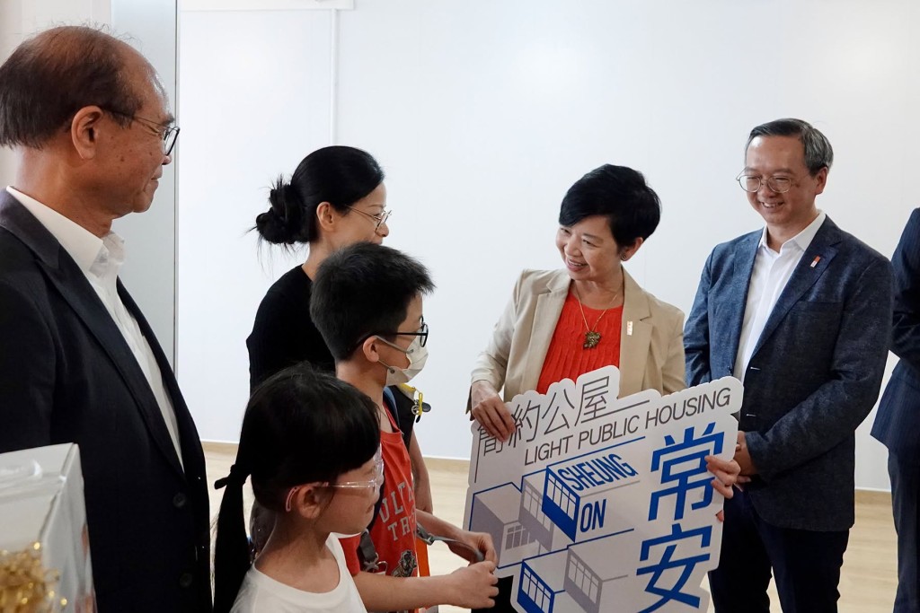 柴灣常安街簡約公屋開始入伙。