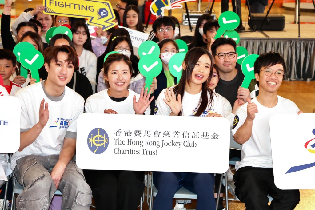 4位精英運動員包括男花「世一」蔡俊彥（右起）、跳遠俞雅欣、高球陳芷澄及殘疾羽球王鎮炎到荃灣出席賽馬會「運動＋」活動。徐嘉華攝