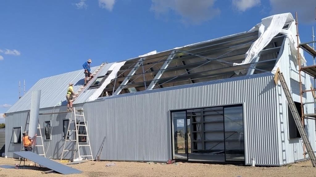 屋頂及外牆覆蓋由其他公司負責。