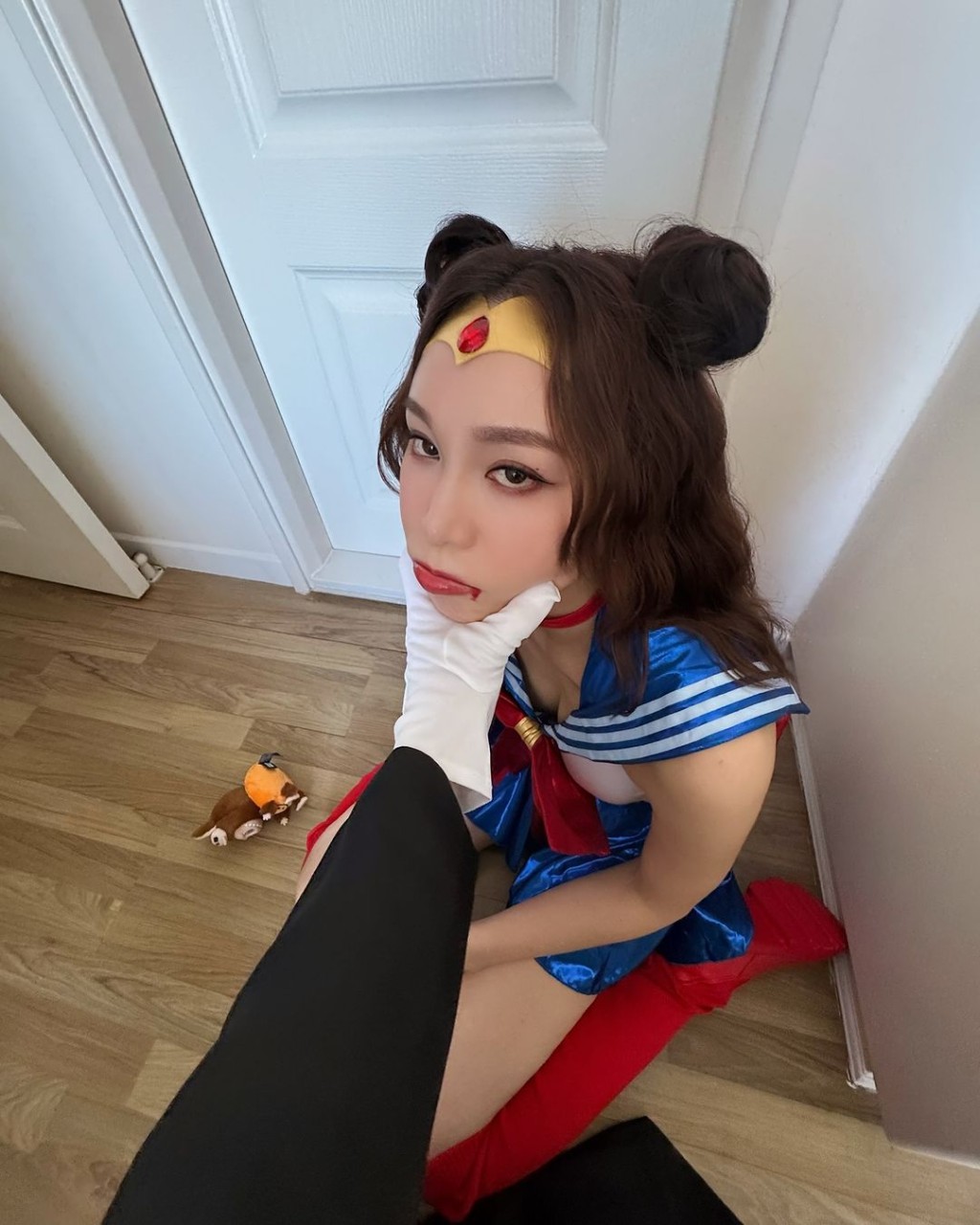 照片中邓伊婷穿上美少女战士服装，以大头角度及高抄角度拍摄，尽晒深长事业线。