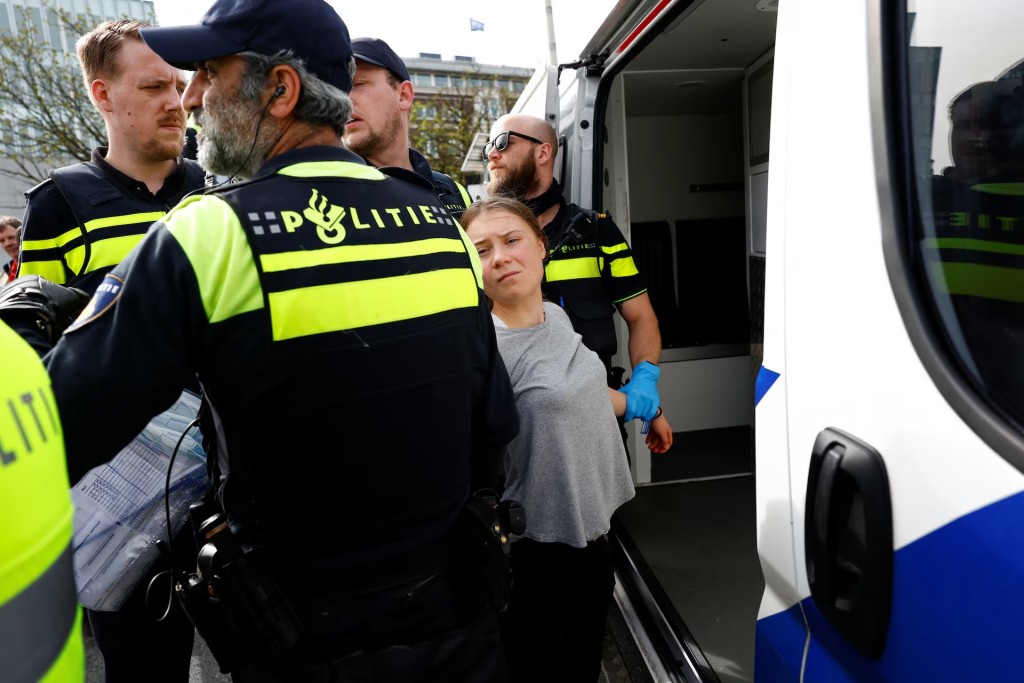 瑞典“环保少女”荷兰海牙示威两次被拘留。路透社