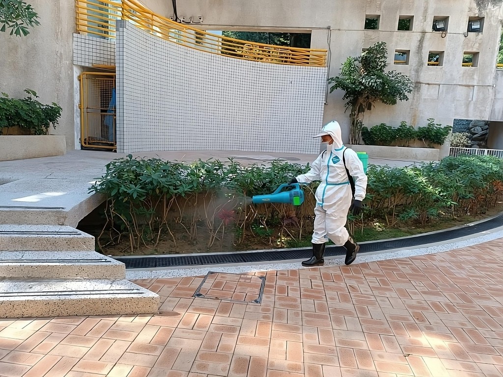 其中一個房屋署轄下屋邨正進行霧化處理,以殺滅成蚊。政府新聞處圖片 其中一個房屋署轄下屋邨正進行霧化處理,以殺滅成蚊。政府新聞處圖片