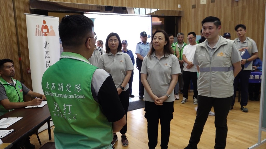 民政事務總署署長杜潔麗(中)視察在沙頭角舉行代號「北宿」的演習，聽取北區關愛隊肩負工作。