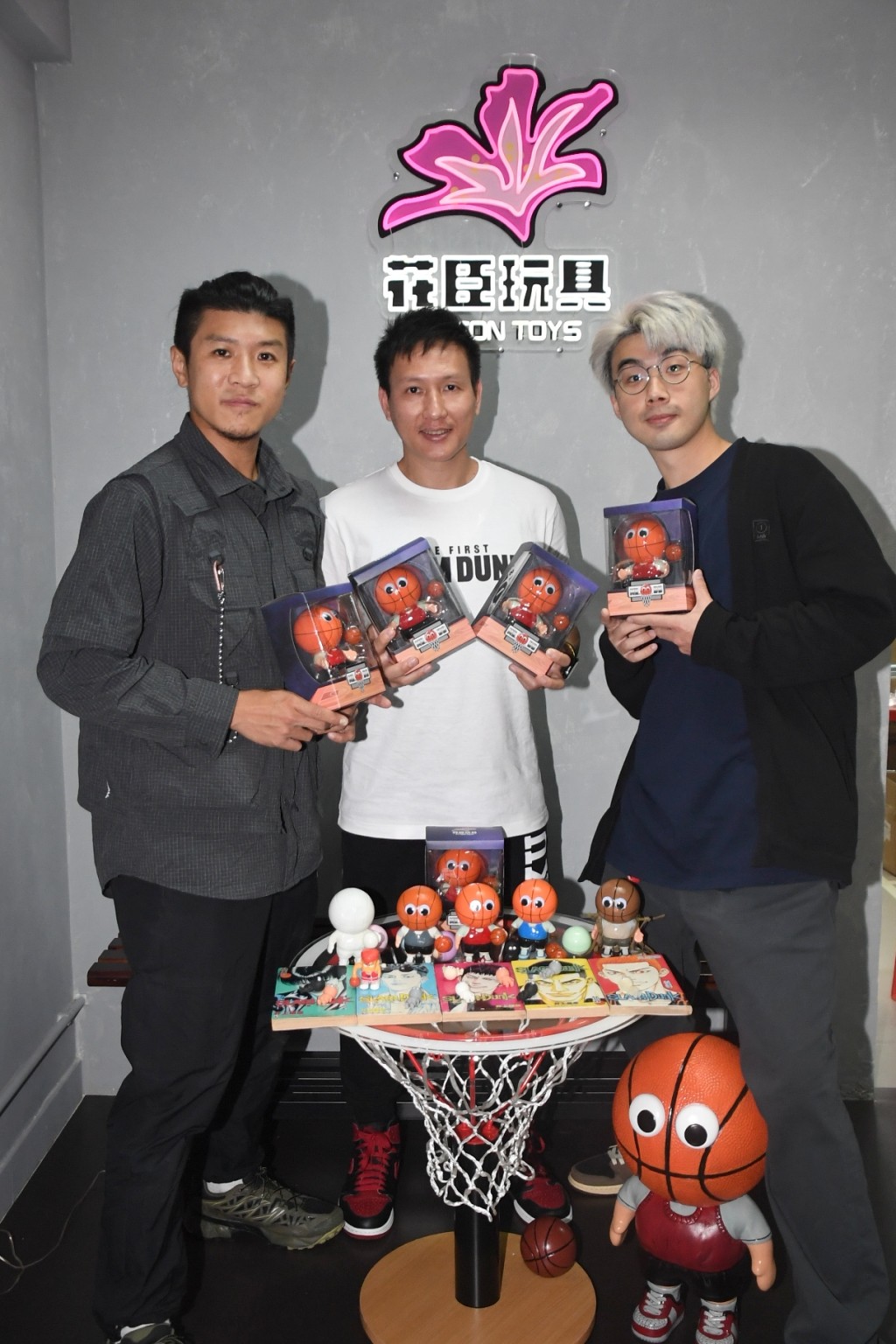 3人和另一拍檔合作，推出籃球人公仔Mr Basketball。  本報記者攝