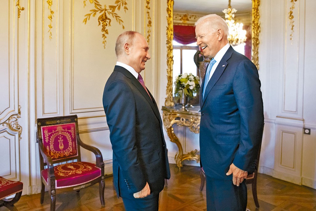 ■普京（左）和拜登周三在日內瓦相見歡。