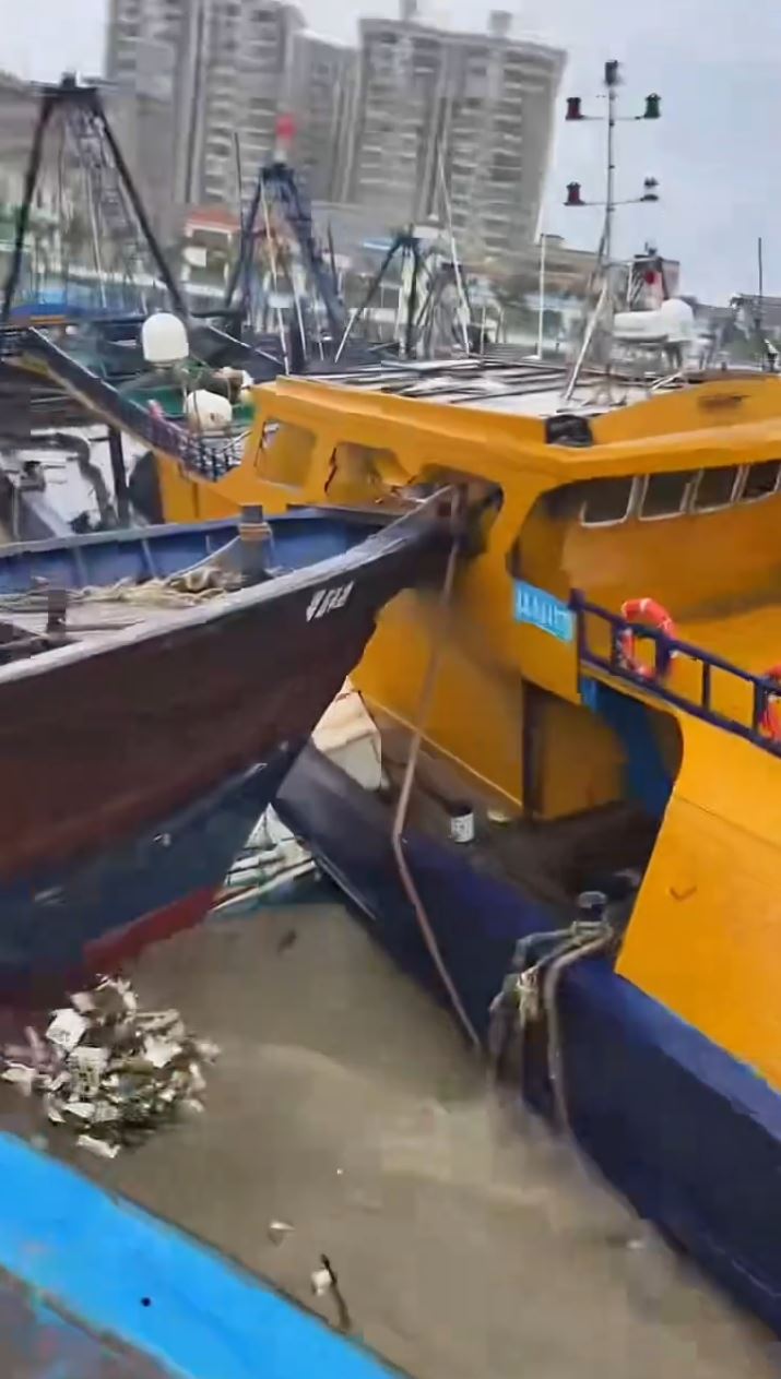 廣東多地暴雨，汕尾陸豐有觀測站錄逾400毫米雨量，惠來縣有多艘船被沖走。  