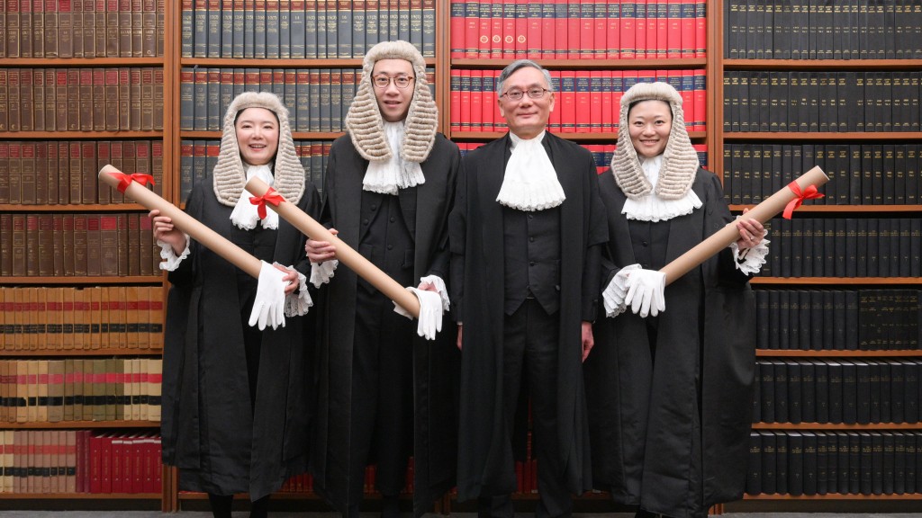 終審法院首席法官張舉能（右二）與新獲委任的資深大律師蔡一鳴（左二）、駱敏賢（右一）和劉恩沛（左一）合照。政府新聞處圖片
