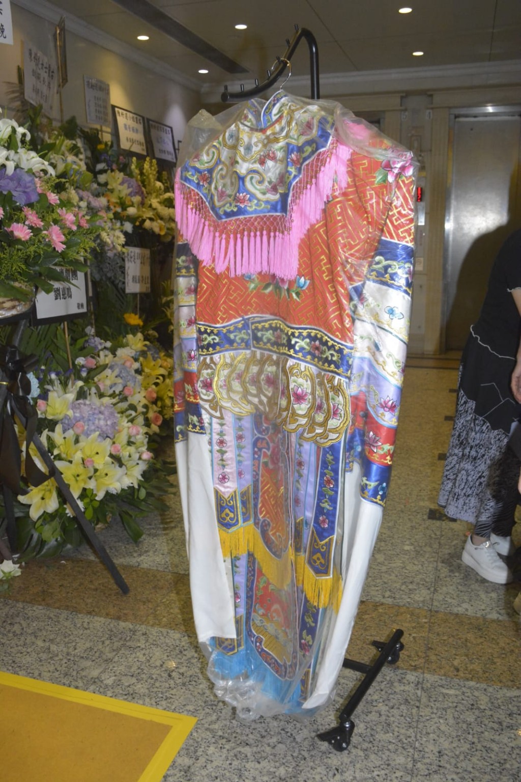 為逑姐量身訂造的新戲服,會成為陪葬品。