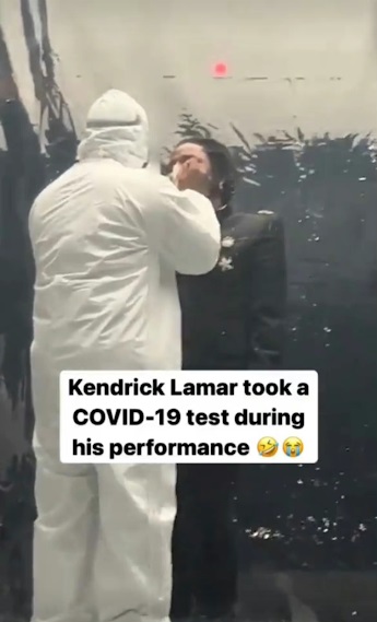 Kendrick在演唱會上,做出類似接受新冠檢測的表演而被指辱華。
