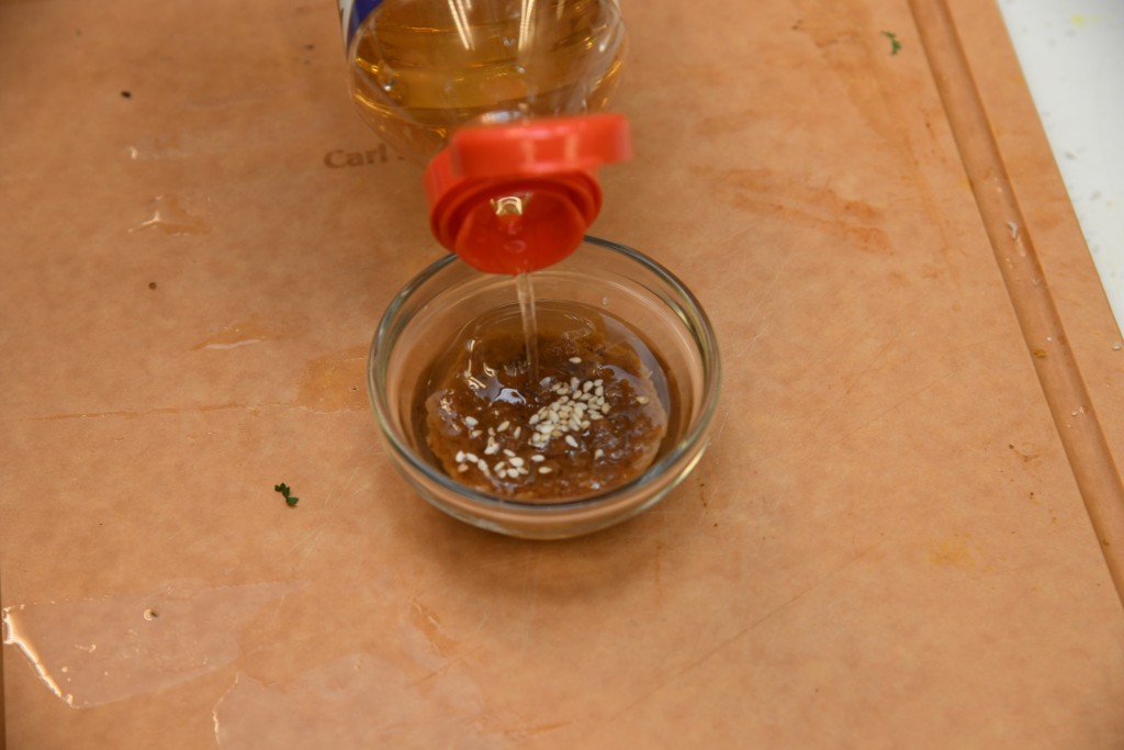 Step 5: 调味料拌匀。 Mix the seasoning together.