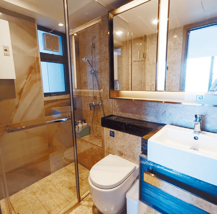 浴室設有窗戶，有助排走室內濕氣。