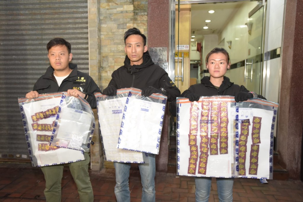 警方展示檢獲的證物。