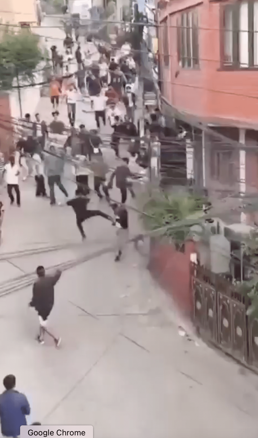 財政部長鮑戴爾（Bishnu Prasad Paudel）在街頭被群眾追打，有關影片在網上瘋傳。X@RShivshankar