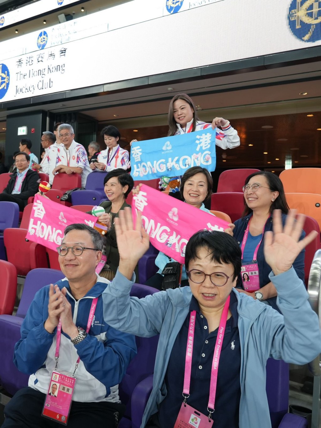 多位政府高官到場支持港隊。羅淑佩fb