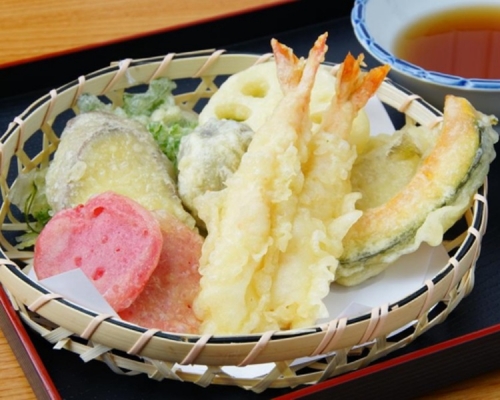 日本女顧客因正在減肥,將天婦羅的炸漿去掉,但此舉惹怒店主,要求她離開。(網圖,非涉事店家食物)