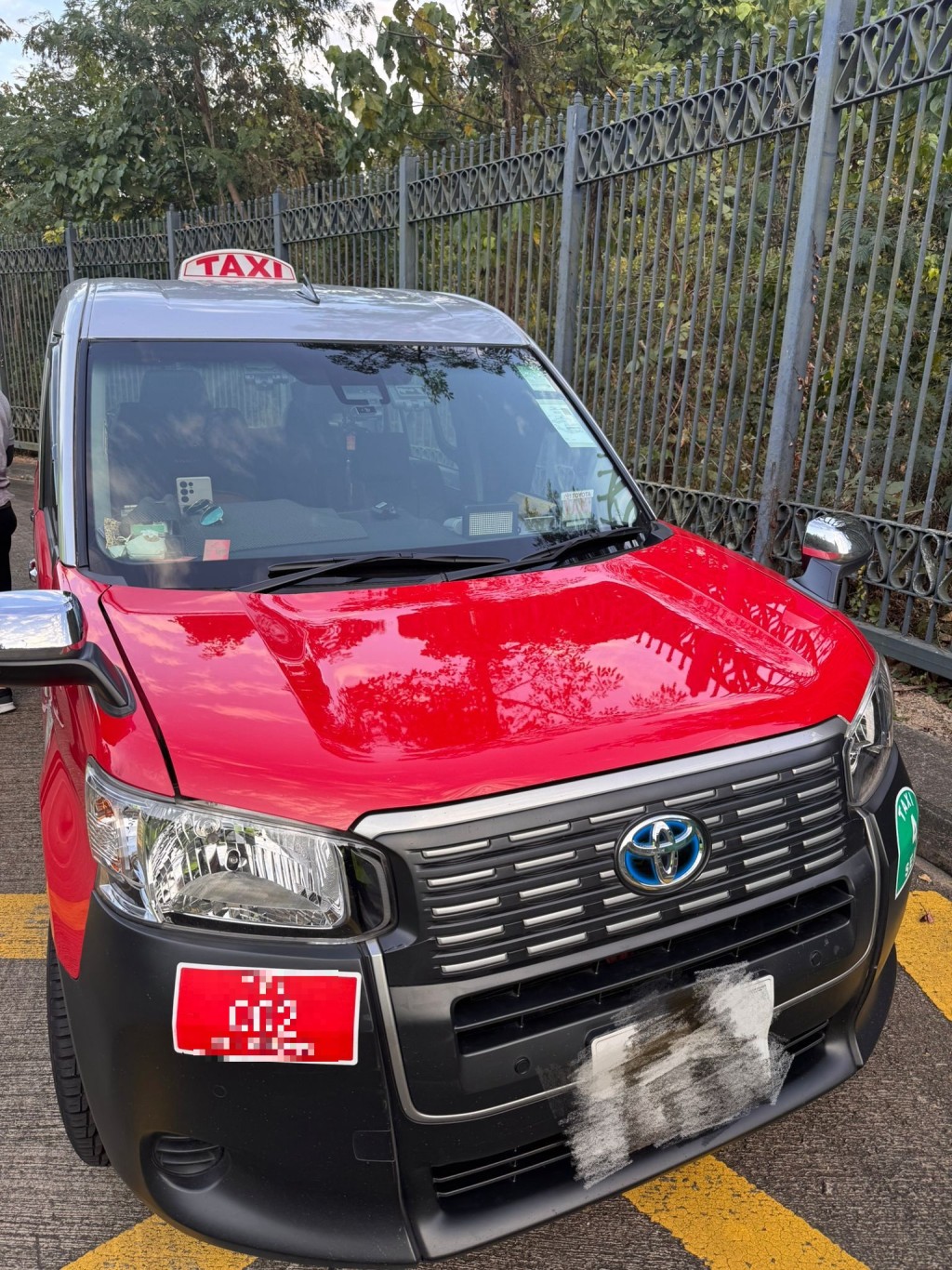 警方在深圳灣香港口岸「放蛇」,發現兩名的士司機涉嫌違例,包括「招攬乘客」、「駕駛時放置多於兩部流動電訊裝置」、「沒有展示的士司機證」及「未經授權使用車隊的士停車處」。警方提供 警方在深圳灣香港口岸「放蛇」,發現兩名的士司機涉嫌違例,包括「招攬乘客」、「駕駛時放置多於兩部流動電訊裝置」、「沒有展示的士司機證」及「未經授權使用車隊的士停車處」。警方提供