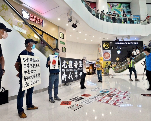 柴灣新翠商場有人群聚集。
