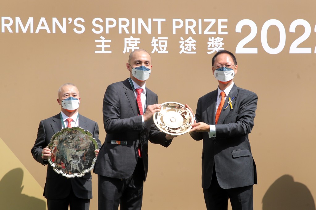 「福逸」勝出2022年主席短途獎，由馬主鄭文昌親手接過獎項。