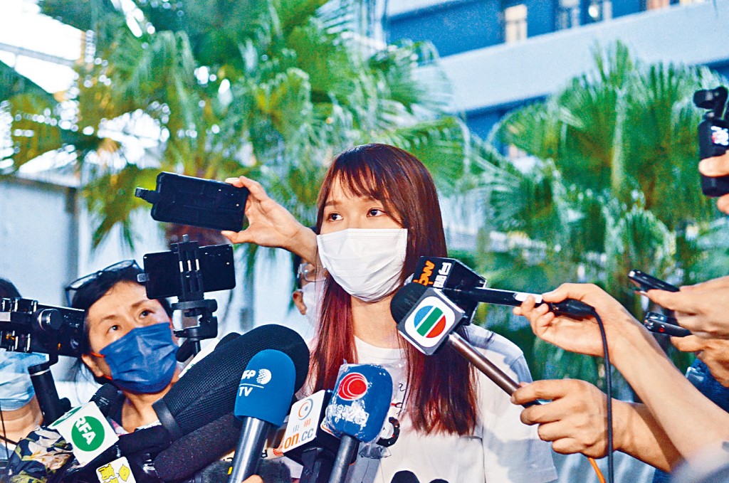 周庭表示十二月須再到警署報到。