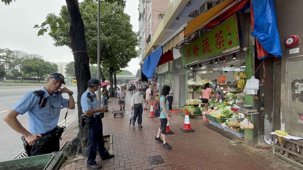 警方调查案件。