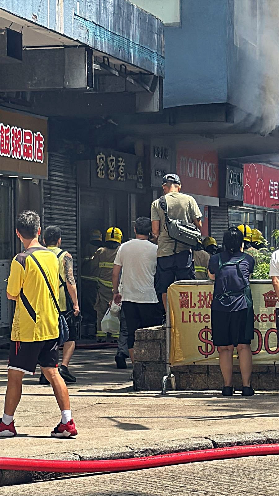 食店廚房起火冒煙。fb:車cam L(香港群組) 食店廚房起火冒煙。fb:車cam L(香港群組)